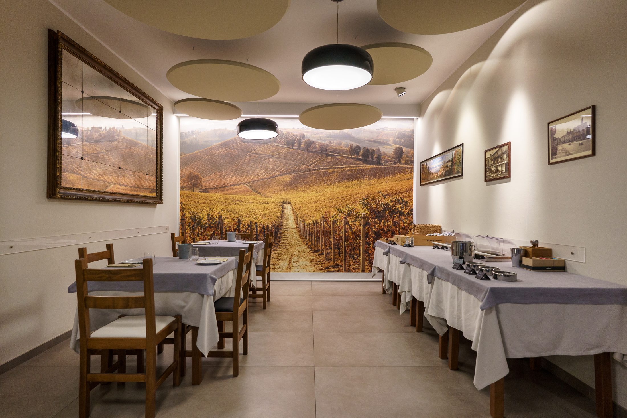 Sala da pranzo con affresco delle Langhe